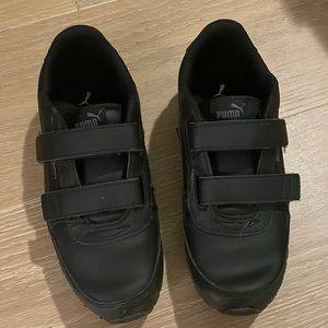 EUC Black Puma Sneaker Boys size 2.5